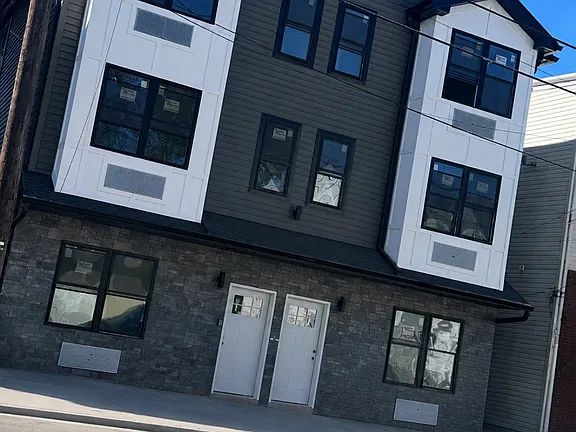 Dark-and-white facade with stone at ground level at the Temple Street residential project. Dark-and-white facade with stone at ground level at the Temple Street residential project.